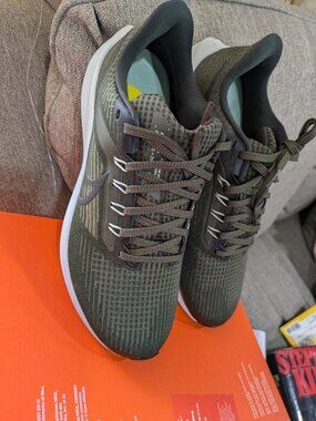 Nike Air Zoom Men's Size 9.5 Green White Running Shoes New Condition